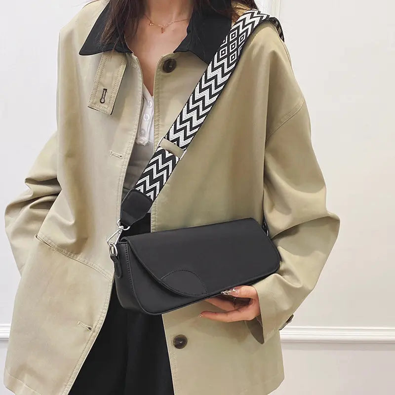 👜 Elegant Shoulder Bag with Patterned Strap – Chic and Versatile