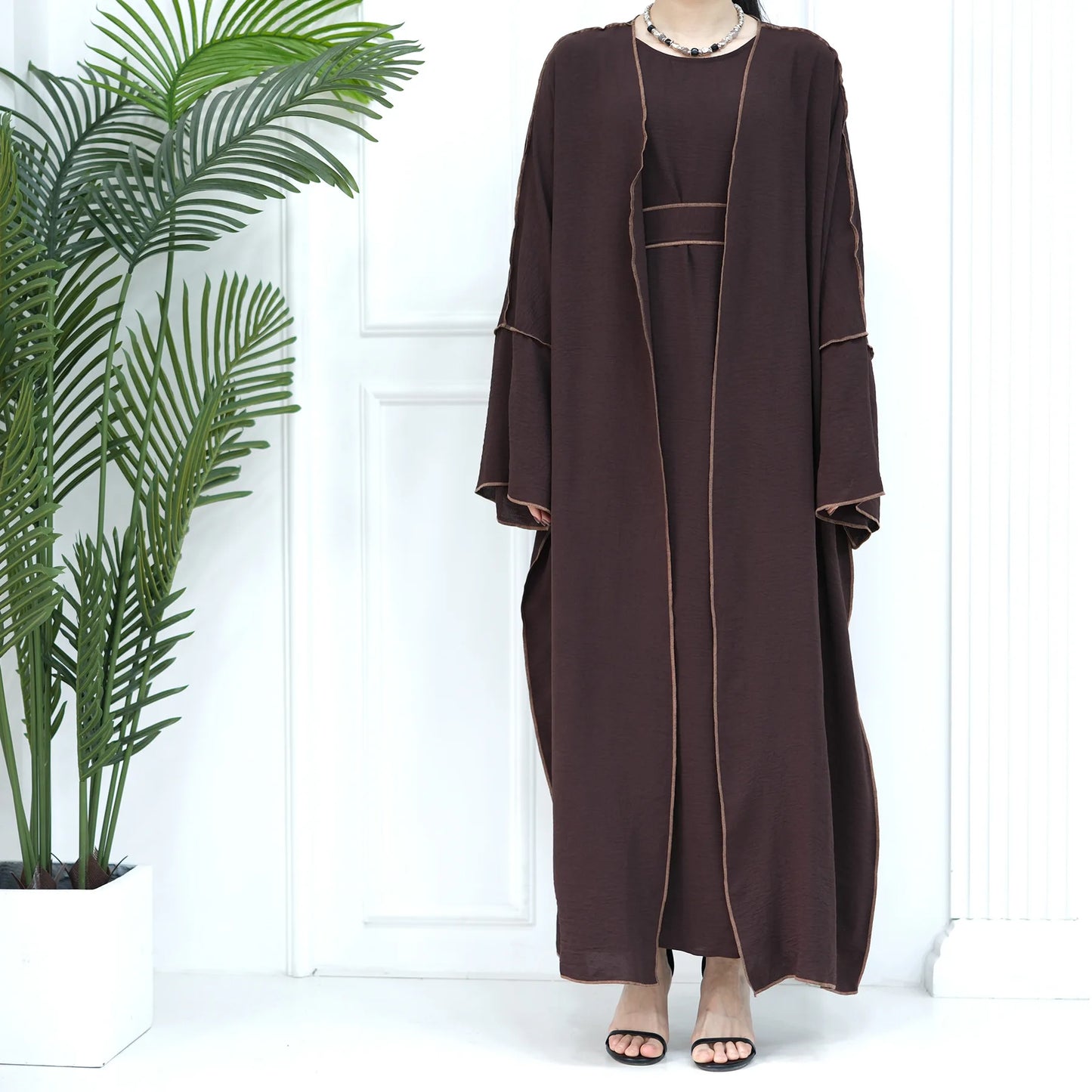 Modern Flowing Abaya – Lightweight & Timeless Design