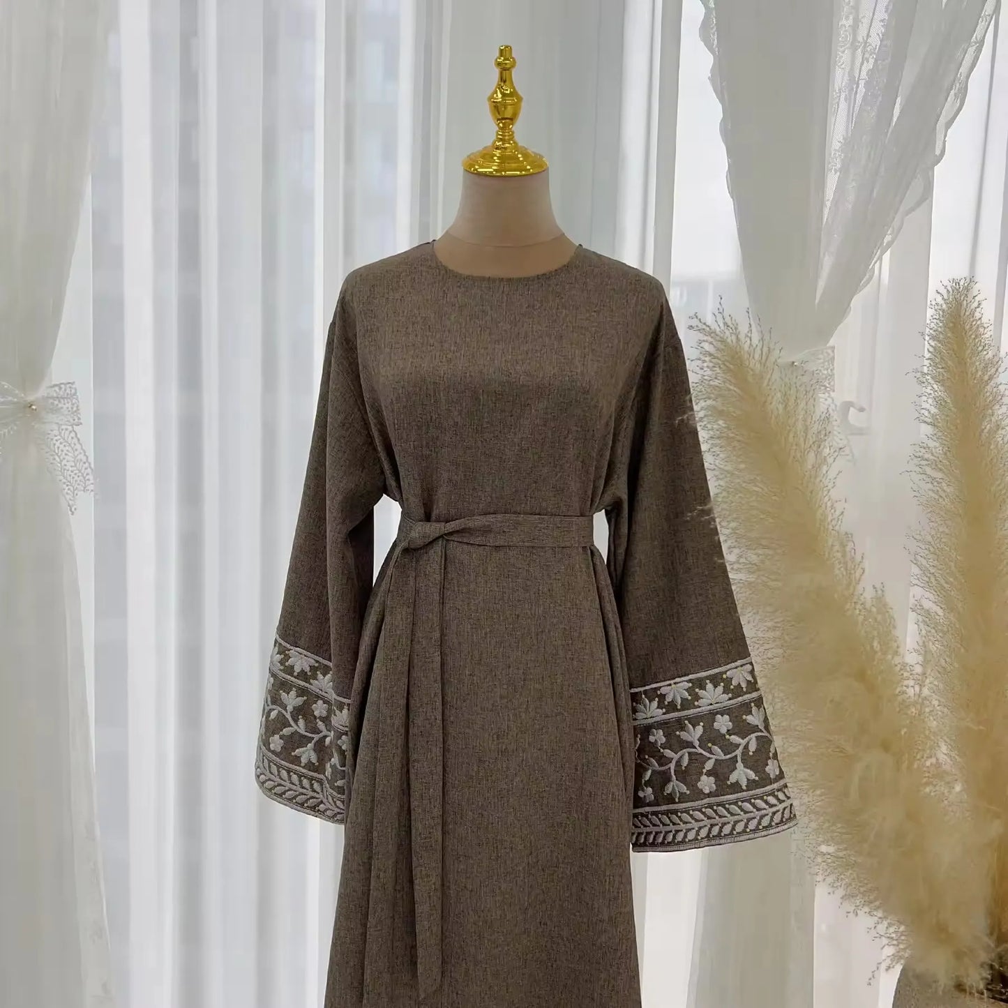 โจ Classic Abaya with Embroidered Sleeves โ Timeless Elegance