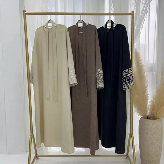✨ Classic Abaya with Embroidered Sleeves – Timeless Elegance
